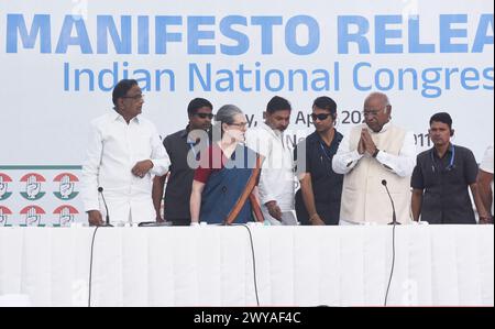 New Delhi, Inde. 05th Apr, 2024. Le Parti du Congrès a publié son manifeste pour les élections législatives de 2024, avec la création d'emplois, le développement de l'infrastructure et un recensement national des castes parmi les faits saillants. Le manifeste a été publié à New Delhi, le 05 avril 2024 par le président du parti, Mallikarjun Kharge, qui était entouré de hauts dirigeants Sonia Gandhi et Rahul Gandhi. L'ancien ministre syndical des Finances P Chidambaram - qui a dirigé le comité qui a rédigé le document - était également présent. (Photo de Sondeep Shankar/Pacific Press) crédit : Pacific Press Media production Corp./Alamy Live News Banque D'Images