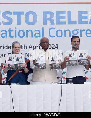 New Delhi, Inde. 05th Apr, 2024. Le Parti du Congrès a publié son manifeste pour les élections législatives de 2024, avec la création d'emplois, le développement de l'infrastructure et un recensement national des castes parmi les faits saillants. Le manifeste a été publié à New Delhi, le 05 avril 2024 par le président du parti, Mallikarjun Kharge, qui était entouré de hauts dirigeants Sonia Gandhi et Rahul Gandhi. L'ancien ministre syndical des Finances P Chidambaram - qui a dirigé le comité qui a rédigé le document - était également présent. (Photo de Sondeep Shankar/Pacific Press) crédit : Pacific Press Media production Corp./Alamy Live News Banque D'Images