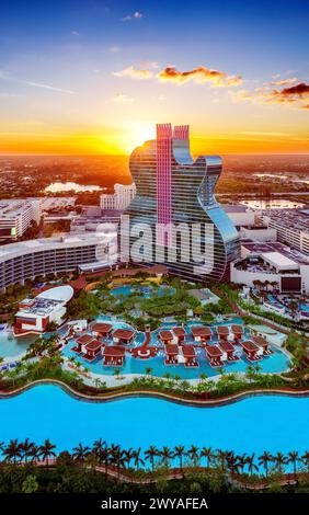 Aerial of Seminole Guitar Hardrock Hotel, Sunset/ Blue Hour Hollywood, Miami, Floride, États-Unis Banque D'Images