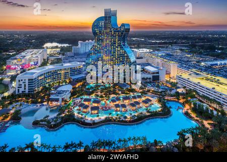 Aerial of Seminole Guitar Hardrock Hotel, Sunset/ Blue Hour Hollywood, Miami, Floride, États-Unis Banque D'Images