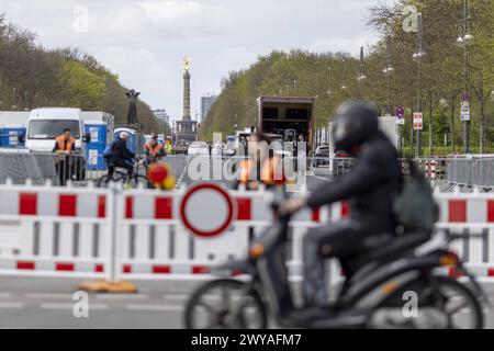 Derzeit kommt es aufgrund des AM 7. Avril 2024 stattfindenden Berliner Halbmarathons zu Strassensperren, wie hier auf der Strasse des 17. Juni am Grossen Stern à Berlin, 05.04.2024. Berlin Deutschland *** il y a actuellement des fermetures de routes en raison du semi-marathon de Berlin qui aura lieu le 7 avril 2024, comme ici sur la Strasse des 17 Juni au Grossen Stern à Berlin, 05 04 2024 Berlin Allemagne Copyright : xLorenzxHuterxphotothek.dex Banque D'Images