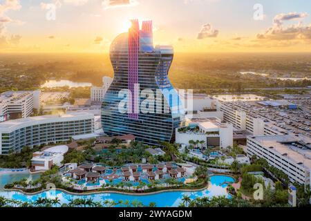 Aerial of Seminole Guitar Hardrock Hotel, Sunset/ Blue Hour Hollywood, Miami, Floride, États-Unis Banque D'Images