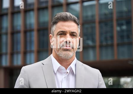 Portrait d'un homme d'affaires d'âge moyen confiant à l'extérieur, photo de tête. Banque D'Images