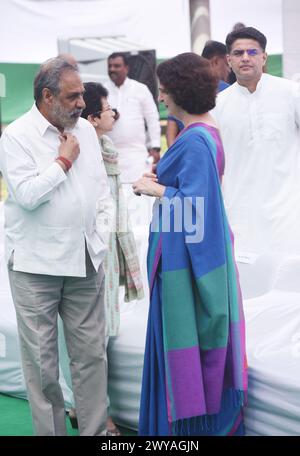 New Delhi, Inde. 5 avril 2024. Priyanka Gandhi, chef du Parti du Congrès, s'entretient avec Anand Sharma, chef du Parti, avant la publication du manifeste du Parti pour les élections législatives de 2024, avec la création d'emplois, le développement des infrastructures et un recensement national des castes parmi les principaux faits saillants. Le manifeste a été publié à New Delhi, le 05 avril 2024 par le président du parti, Mallikarjun Kharge, qui était entouré de hauts dirigeants Sonia Gandhi et Rahul Gandhi. L'ancien ministre syndical des Finances P Chidambaram - qui a dirigé le comité qui a rédigé le document - était également présent. (Crédit image : © Sondeep Banque D'Images