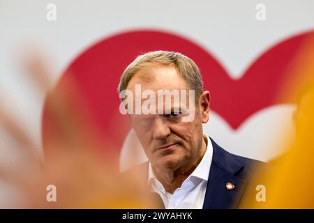 Cracovie, Pologne. 03rd Apr, 2024. Le premier ministre de Pologne, Donald Tusk, prend la parole lors de la convention du gouvernement local du parti politique de la Coalition civique pour stimuler une campagne électorale régionale au stade Huta. Les élections locales en Pologne auront lieu le 7 avril 2024. (Photo de Dominika Zarzycka/SOPA images/Sipa USA) crédit : Sipa USA/Alamy Live News Banque D'Images