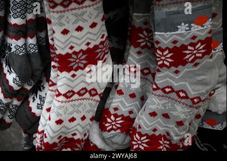 Chaussettes de chambre en laine tricotées à la main avec des motifs d'hiver sur une boutique locale de Ribeauvillé en Alsace, France. Banque D'Images