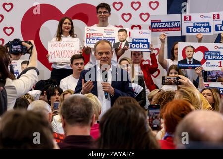 Cracovie, Pologne. 03rd Apr, 2024. Le premier ministre de Pologne, Donald Tusk, prend la parole lors de la convention du gouvernement local du parti politique de la Coalition civique pour stimuler une campagne électorale régionale au stade Huta. Les élections locales en Pologne auront lieu le 7 avril 2024. (Photo de Dominika Zarzycka/SOPA images/Sipa USA) crédit : Sipa USA/Alamy Live News Banque D'Images