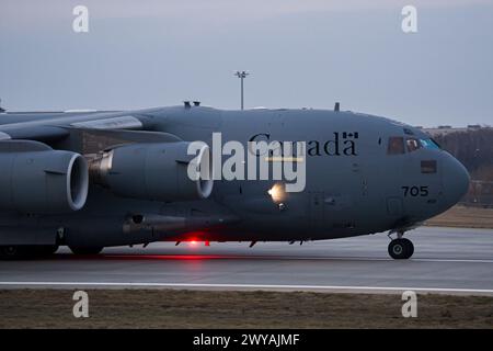 Le CC-177 Globemaster de l'Aviation royale du Canada au volant pour le décollage à l'aéroport de Lviv Banque D'Images