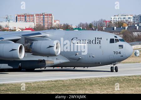 Le CC-177 Globemaster de l'Aviation royale canadienne fait demi-tour après avoir atterri à l'aéroport de Lviv Banque D'Images