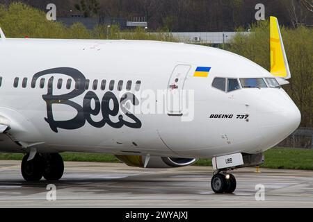 Gros plan d'un Boeing 737-800 de la compagnie aérienne Bees ukrainienne circulant sur la piste pour décoller à l'aéroport de Lviv Banque D'Images