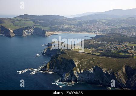 Barrika, Plentzia en arrière-plan, Biscaye, pays Basque, Espagne. Banque D'Images