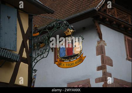 Vintage artisanal signe en fer forgé d'une entreprise locale dans le village pittoresque de Ribeauvillé en Alsace, France. Banque D'Images