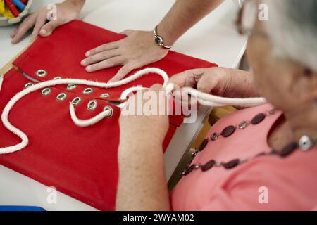 Ergothérapie, exercices de ficelle et de boutonnière, activités pratiques de la vie, accident vasculaire cérébral. Hôpital Universitario de Gran Canaria Doctor Negrin, Las Palmas de Gran Canaria. Îles Canaries, Espagne. Banque D'Images