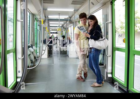 Jeune couple en tram, Vitoria, Alava, pays Basque, Espagne. Banque D'Images