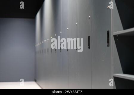 Une rangée d'armoires grises fermées dans un couloir Banque D'Images