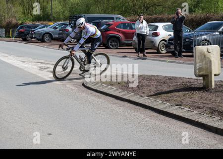 Roubaix, France. 05th Apr, 2024. Le néerlandais Mathieu van der Poel d'Alpecin-Deceuninck navigue autour de la nouvelle chicane de 'Bos van Wallers' lors de la reconnaissance de la piste avant la course cycliste Paris-Roubaix de cette année, vendredi 05 avril 2024, autour de Roubaix, France. Les courses cyclistes Paris-Roubaix auront lieu ce week-end, avec les femmes le samedi et les hommes le dimanche. BELGA PHOTO JONAS ROOSENS crédit : Belga News Agency/Alamy Live News Banque D'Images