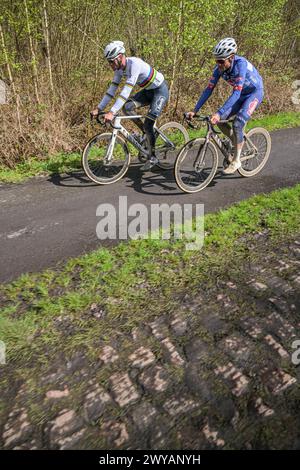 Roubaix, France. 05th Apr, 2024. Le néerlandais Mathieu van der Poel d'Alpecin-Deceuninck prend une route secondaire dans le 'Bos van Wallers' lors de la reconnaissance de la piste avant la course cycliste Paris-Roubaix de cette année, vendredi 05 avril 2024, autour de Roubaix, France. Les courses cyclistes Paris-Roubaix auront lieu ce week-end, avec les femmes le samedi et les hommes le dimanche. BELGA PHOTO JONAS ROOSENS crédit : Belga News Agency/Alamy Live News Banque D'Images