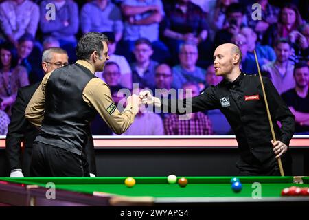 Manchester, Royaume-Uni. 05th Apr, 2024. Les deux joueurs Ronnie O'Sullivan (à gauche) et Gary Wilson (à droite) battent les poings devant le match, lors des Johnstone's Paint Tour Championships à Manchester Central, Manchester, Royaume-Uni, le 5 avril 2024 (photo de Cody Froggatt/News images) à Manchester, Royaume-Uni, le 4/5/2024. (Photo de Cody Froggatt/News images/Sipa USA) crédit : Sipa USA/Alamy Live News Banque D'Images