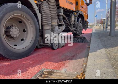 Kippenfalle Umwelt, Müll, Straßenreinigung : eine Kehrmaschine fährt durch die Straße, um den Müll aus den Randsteinen zu entfernen. Berlin Berlin Deutschland *** piège à ordures environnement, ordures, nettoyage des rues Une balayeuse traverse la rue pour enlever les ordures des bordures Berlin Allemagne Copyright : xDavidxInderliedx Banque D'Images