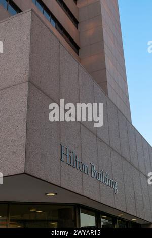 ROCHESTER, MN – 14 décembre 2023 : le bâtiment Hilton sur le campus Mayo est indiqué par des lettres sur la façade au-dessus d'une entrée. Banque D'Images