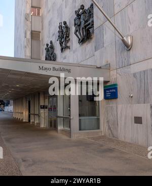 ROCHESTER, MN – 14 décembre 2023 : une entrée du Mayo Building avec des panneaux sur la verrière au-dessus du trottoir et des sculptures sur la façade extérieure au-dessus. Banque D'Images