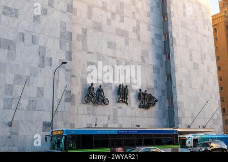 ROCHESTER, MN – 14 décembre 2023 : sculptures sur le mur du Mayo Building sur la circulation matinale dans la rue. Banque D'Images