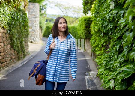 Femmes 30-35, Rue du Port, Hendaye, Aquitaine, Pyrénées Atlantiques, France, Europe, Europe. Banque D'Images