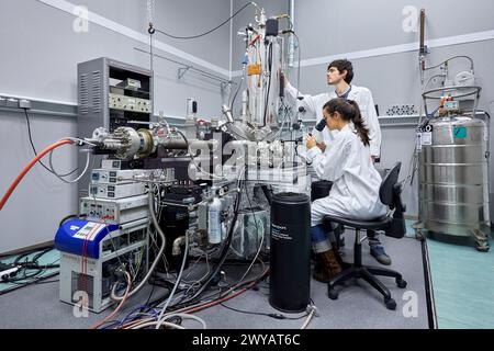 Microscope à effet tunnel et à force atomique (STM-AFM) à ultra-basse température (4,8 K) à balayage sous vide ultra-élevé. Il dispose d'une configuration de spectroscopie d'émission de lumière. Il est utilisé pour l'optoélectronique moléculaire, l'émission de lumière dans les études de microscopie à effet tunnel, et les mesures de forces et d'interactions à l'échelle atomique. Nanotechnologie. Laboratoire. CIC nanoGUNE Nano science Cooperative Research Center. Donostia. San Sebastian. Gipuzkoa. Pays Basque. Espagne. Banque D'Images