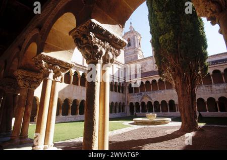 Cloître (XIe-XIIe siècle) du monastère bénédictin de Santo Domingo de silos. Province de Burgos, Castille-León, Espagne. Banque D'Images