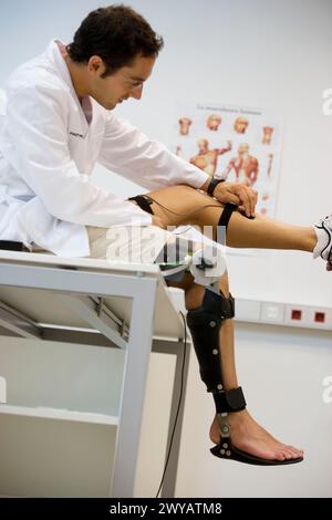 Biomécanique : des chercheurs développent un exosquelette destiné aux personnes souffrant de faiblesse musculaire des membres inférieurs. Fondation Fatronik, Centre de technologie de recherche. Donostia, Saint-Sébastien, Gipuzkoa, Euskadi. Espagne. Banque D'Images