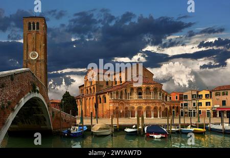 Murano et sa Basilica di Santa Maria e Donato Banque D'Images