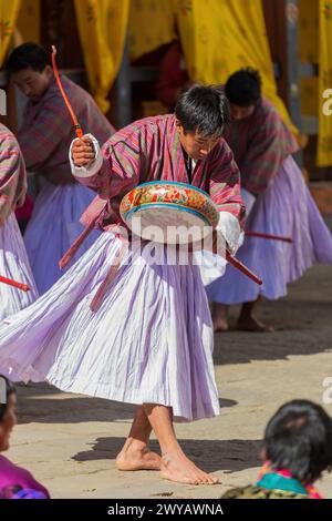 TRONGSA, BHOUTAN - 6 JANVIER 2017 : des moines répètent la danse des démons dans le Seigneur de la mort au festival Tsechu dans le Trongsa Dzong dans la campagne du Bhoutan. Banque D'Images