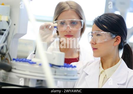 Chercheurs. GC / MS. Chromatographe en phase gazeuse avec détecteur de masse. Analyse des composés organiques dans les extraits obtenus prétraitement des échantillons. Laboratoire organique. Division de l'énergie et de l'environnement. TECNALIA recherche et innovation. Donostia. San Sebastian. Gipuzkoa. Pays Basque. Espagne. Banque D'Images
