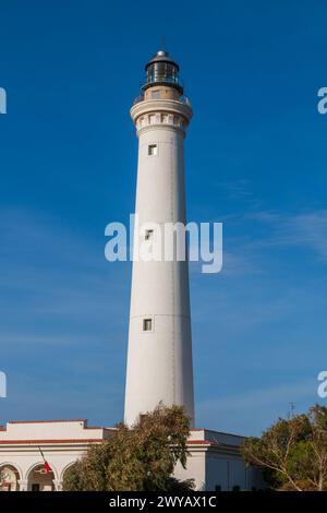 La tour blanche du phare de San Vito lo Capo. Banque D'Images