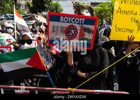 Bangkok, Thaïlande. 05th Apr, 2024. Les manifestants tiennent des pancartes exprimant leurs opinions pendant la manifestation devant l'ambassade d'Israël à Bangkok. Des manifestants pro-palestiniens se sont rassemblés devant l'ambassade d'Israël à Bangkok pour exprimer leur soutien aux Palestiniens dans le conflit israélo-Hamas à Gaza. Crédit : SOPA images Limited/Alamy Live News Banque D'Images