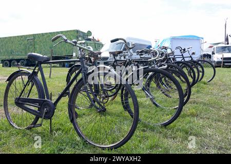 Allemagne vélos rétro garés dans une rangée. Festival OLD CAR Land. Kiev, Ukraine Banque D'Images