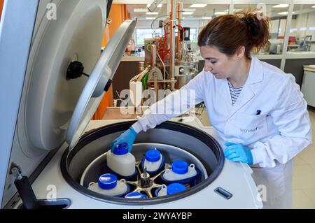 Centrifugeuse industrielle, laboratoire de biotechnologie, industrie alimentaire, unité de santé, Centre de technologie, TECNALIA recherche & innovation, Miñano, Alava, pays Basque, Espagne. Banque D'Images