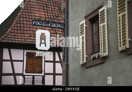 Vintage artisanal signe en fer forgé d'une entreprise locale dans le village pittoresque de Ribeauvillé en Alsace, France. Banque D'Images