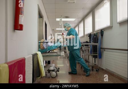 Patient entrant dans la salle d'opération de traumatologie. Hospital de Zumarraga, Gipuzkoa, Euskadi, Espagne. Banque D'Images