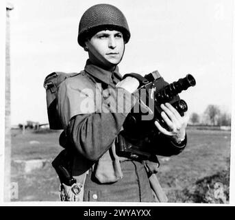 CAMERAMEN DE L'UNITÉ DE FILM et DE PHOTO DE L'ARMÉE - légende originale en temps de guerre : 6469132 Sergent Lewis, C.M. de l'Army Air corps. Il vit au 20 Osbaldstone Road, Stoke Newington, N.16 et a été commis d'expédition dans la vie civile. L'un des premiers cameramen de l'A.F.P.U. à parachuter avec les troupes aéroportées, il a servi en Tunisie et en Italie, ainsi qu'à Arnhem. , Banque D'Images