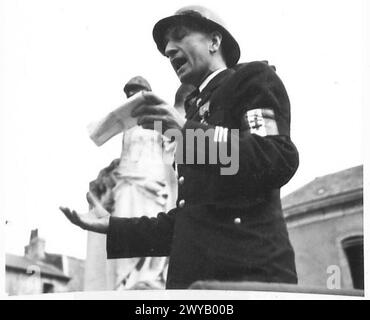 L'ARMÉE BRITANNIQUE EN EUROPE DU NORD-OUEST 1944-1945 - légende originale en temps de guerre : un patriote français s'adressant à la foule lors des célébrations de la Bastille Day à Bayeux. Négatif photographique, Armée britannique, 21e groupe d'armées Banque D'Images