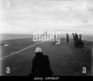 ESSAIS AÉRIENS D'UN PORTEUR. JANVIER 1945, À BORD DU PORTE-AVIONS LÉGER HMS VENGEANCE DANS LA CLYDE. - Un Seafire qui accélère hors du pont. , Banque D'Images