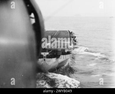 AVEC LE TRANSPORTEUR D'ESCORTE HMS SMITER. 1944, EN MER, À BORD D'UN FAIREY SWORDFISH DU TRANSPORTEUR PENDANT LA FORMATION DES OFFICIERS DE CONTRÔLE DE L'ATTERRISSAGE EN PONT, LORSQUE LES AÉRONEFS DÉCOLLAIENT ET ATTERRISSAIENT. - Regardant vers le bas sur le SMITER quand un espadon Fairey est venu atterrir. , Banque D'Images