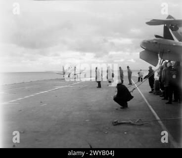 ESSAIS AÉRIENS D'UN PORTEUR. JANVIER 1945, À BORD DU PORTE-AVIONS LÉGER HMS VENGEANCE DANS LA CLYDE. - Un Seafire qui accélère hors du pont. , Banque D'Images