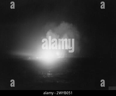 HM DESTROYERS EN EXERCICE ET TIR DE NUIT. LE 15 AVRIL 1942, À BORD DU DESTROYER HMS SIKH, EN MÉDITERRANÉE ORIENTALE. - Résultat d'un coup direct sur la cible par Broadside lors d'un tir de nuit. , Banque D'Images