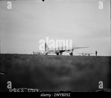 COMMANDEMENT DES BOMBARDIERS DE LA ROYAL AIR FORCE, 1942-1945. - De Havilland Mosquito B Mark IV du No 105 Squadron RAF taxy à la piste principale de Marham, Norfolk, pour un raid nocturne sur Berlin, Allemagne. , Royal Air Force, 105 Squadron Banque D'Images