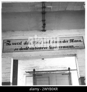 LES TROUPES QUI AVANCENT REACH CELLE - original Wartime Caption : L'avis allemand sur la porte de la chambre de torture photo négatif , British Army, 21st Army Group Banque D'Images