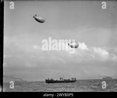 LA ROYAL NAVY PENDANT LA SECONDE GUERRE MONDIALE - ballons en transit de la rive vers les navires marchands, à Greenock ou Gourock. Ils doivent voler à partir d'un navire marchand pour aider à se défendre contre les bombardements en piqué. Deux grands navires peuvent être vus à l'horizon. , Banque D'Images