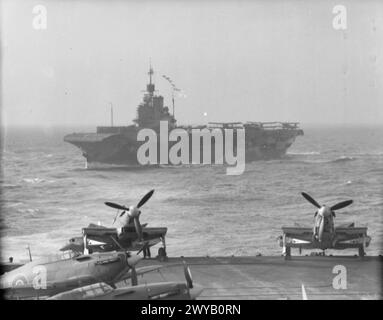Le HMS Indomitable manœuvres à l'arrière du HMS Victorious alors qu'il était attaqué par bombardement le 12 août 1942 lors de l'opération Pedestal. Les deux sont des porte-avions de la Royal Navy. Banque D'Images