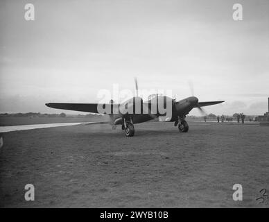 FORCE AÉRIENNE ROYALE 1939-1945: COMMANDEMENT DES CHASSEURS - L'un des premiers chasseurs de nuit Mosquito II, vu après un vol de démonstration lors d'une visite du duc de Kent à l'usine de Havilland à Hatfield en novembre 1941, l'antenne émettrice montée sur le nez et les antennes réceptrices montées sur l'aile pour le radar ai Mk IV de l'avion sont visibles. , George, Prince (Duc de Kent) Banque D'Images